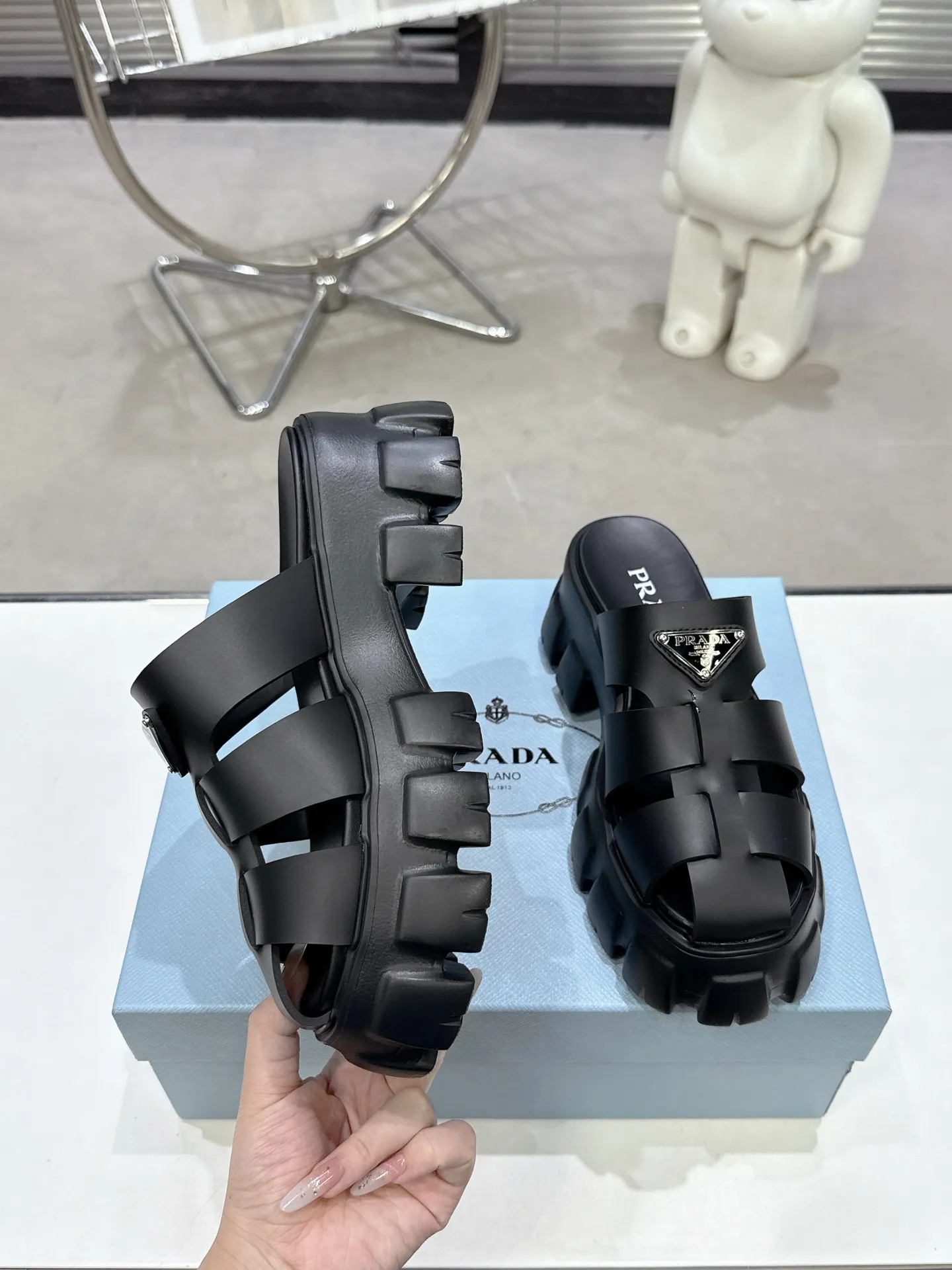 👟👟Ex-factory price 460👟👟 Women's shoes, women's clothing, 2025 exclusive version, super hot🎊🎊🎊hot prada triangle buckle serrated Roman thick-soled rubber foam ultra-light sandals Retro, fashionable and avant-garde, the upper perfectly restores the original craftsmanship, making the whole pair of shoes light and comfortable, full of holiday feel, and bright colors💐💐💐💐 to satisfy a variety of choices for fashionable people with different styles! The iconic metal triangle logo is paired with the shape of ancient beach sandals. Every design element is fashionable! Code number 35-40​